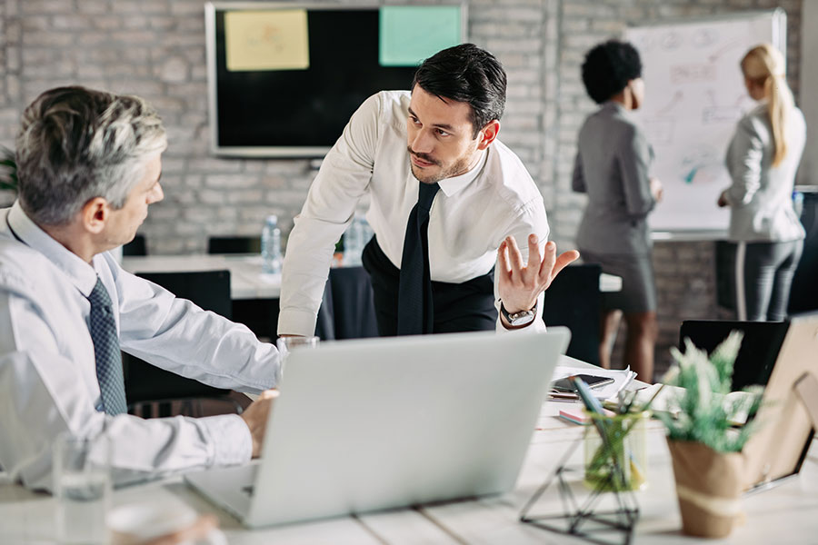 Consultor experto mediando en conflictos