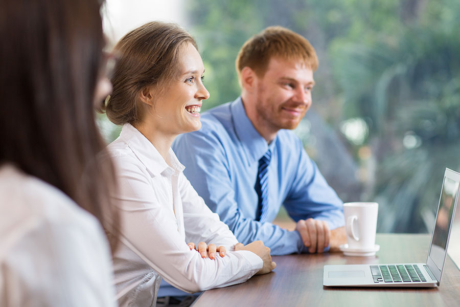 compañeros felices con una buena relación laboral