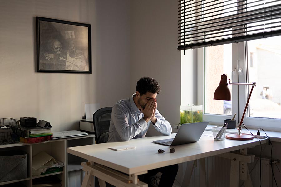 trabajador abrumado por el cambio laboral